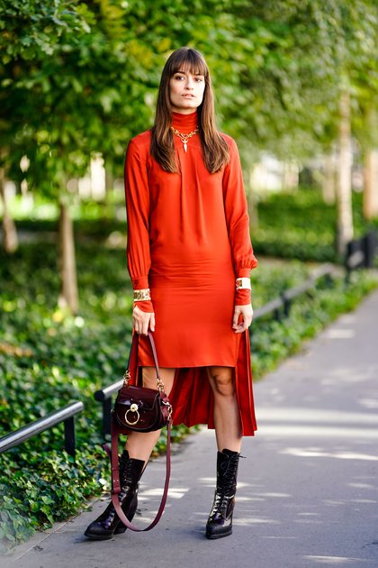 Clara Luciani, lumineuse en maxi dress rouge et bottes rock'n'roll.