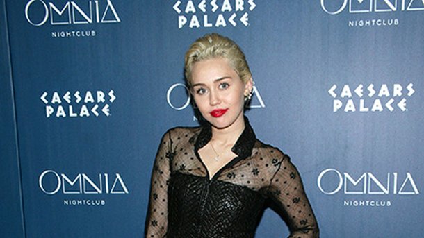 Miley Cyrus : toujours seule sur le tapis rouge
