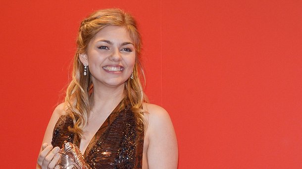 Louane orpheline: ses confidences touchantes après le décès de ses parents