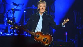 Paul McCartney électrise la Paris La Défense Arena devant 40 000 fans survoltés