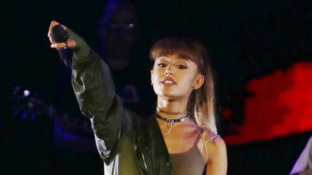 Ariana Grande un nouveau tatouage sur le doigt!