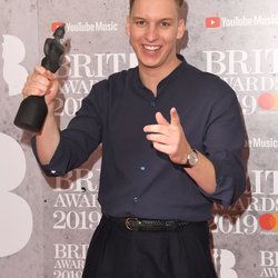 Le jeune George Ezra est consacré «Artiste masculin de l’année» face à Sam Smith ou encore Craig David. Une grande première pour l'artiste !