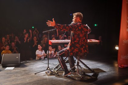 Matt Pokora offre un piano voix à son public lors de Concert Super Privé Chérie FM