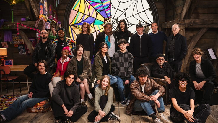 (De gauche à droite) Georgie Farmer, Victor Dorobantu, Luyanda Unati Lewis-Nayo, Joy Sunday, Owen Painter, Emma Myers, Billie Piper, Jenna Ortega, Evie Templeton, Luis Guzmán, Isaac Ordonez, Catherine Zeta-Jones, Alfred Gough, Noah Taylor, Miles Millar, Tim Burton, Steve Buscemi, Moosa Mostafa, Hunter Doohan sur le tournage de la saison 2 de "Mercredi."