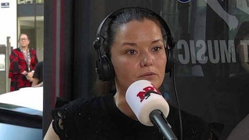Les animateurs de la matinale de “Radio Contact” viennent saluer notre bus !