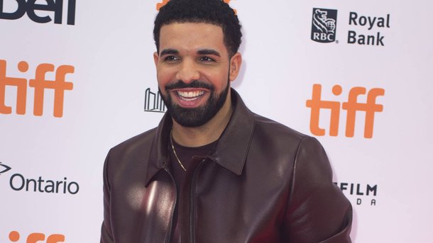 Drake signe son huitième n°1 avec son album «Scorpion»!