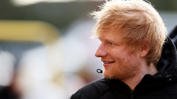 Les infos du Réveil Chérie : Ed Sheeran improvise un concert de rue en Inde… la police coupe son micro !