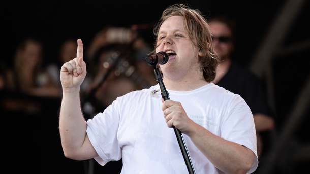 Qui est Ellie MacDowall, la petite amie et soutien de Lewis Capaldi ?