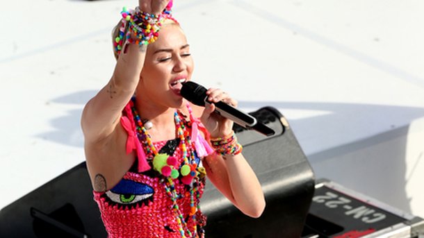 Miley Cyrus: elle fait le show chez Ellen DeGeneres!