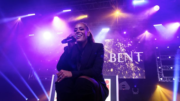 Amel Bent et son tatouage mystérieux: a-t-elle révélé le prénom de son bébé?
