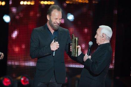 Sting remet un award d'honneur à Charles Aznavour - NRJ Music Awards 2015