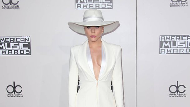 Lady Gaga sexy en lingerie fine Victoria's Secret!
