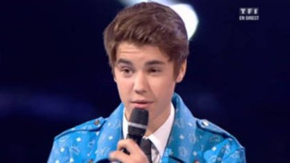 Justin Bieber reçoit un award d'honneur des mains de Nikos Aliagas - NRJ Music Awards 2012