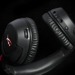 Les commandes et connectiques accessibles sur le casque Clould Flight