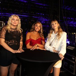 Louane, Wejdene et Angèle - Backstage NRJ Music Awards Paris Edition
