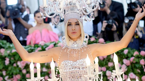 Katy Perry dévoile des extraits de «Tucked» et «Champagne Problems»