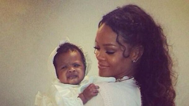 Rihanna : rayonnante pour le baptême de sa nièce!