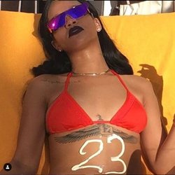 Rihanna et son tatouage égyptien en hommage à la déesse Isis.