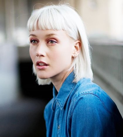 En 2019, la frange se porte au dessus des sourcils.