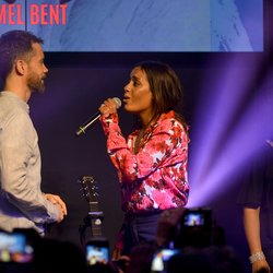 Amel Bent et Emmanuel Moire chantent "Je ne regrette rien" d'Edith Piaf en duo