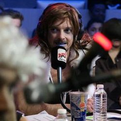 Lundi 9 Mars 2015 Cauet fête la journée de la femme