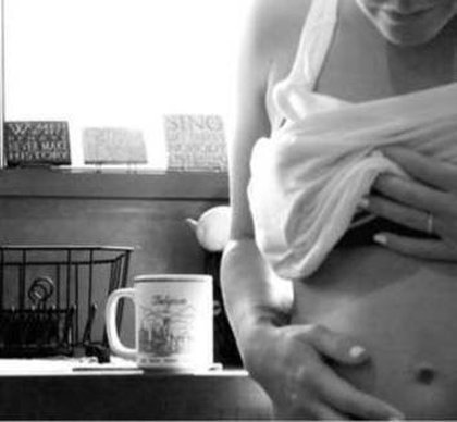 Enceinte, Pink montre une photo de son ventre sur internet