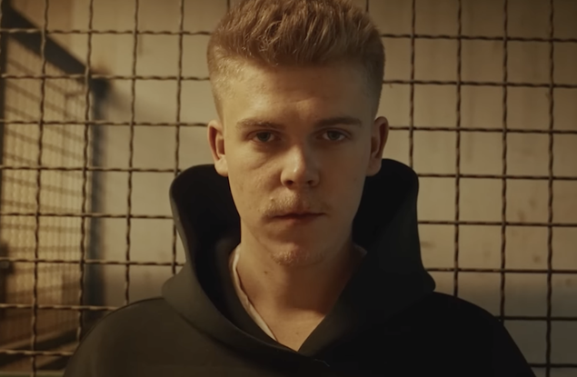Charles Doré (Star Academy) dans le clip de "À l’équilibre"
