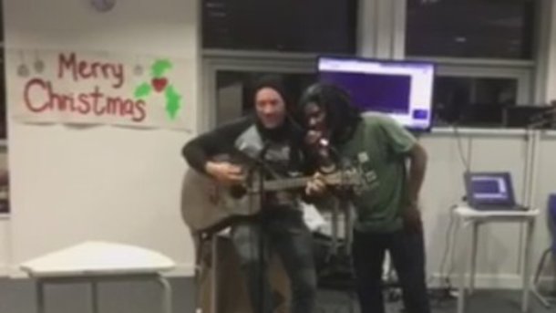 Chris Martin rend hommage à George Michael avec un sans abri!