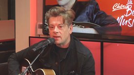 Benjamin Biolay interprète «Comment est ta peine ?» en live acoustique sur Chérie FM