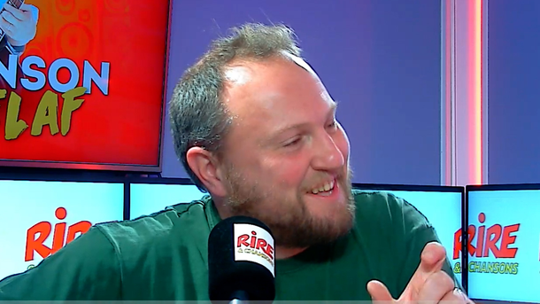 La chanson d'Oldelaf : "Casque de vélo" : "... Etre humilié chaque matin, Avec un putain de casque de vélo..."
