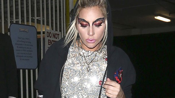 Lady Gaga: sexy et scintillante au défilée Hilfinger