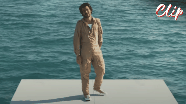Amir en pleine mer dans le clip de "On verra bien"