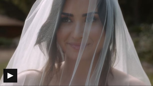 Demi Lovato vous invite à son mariage dans le clip de «Tell Me You Love Me»