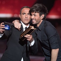 Nikos Aliagas et Enrique Iglesias - Cérémonie NRJ Music Awards 2016