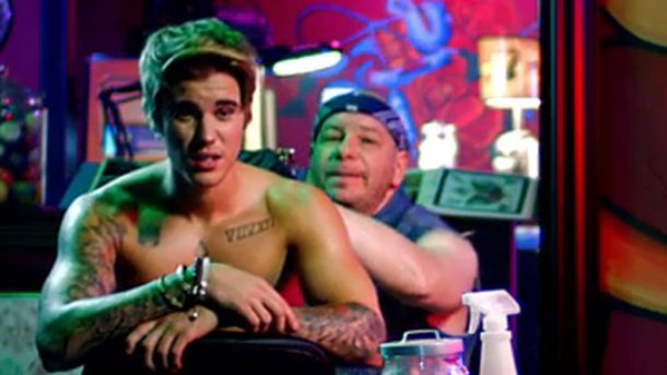 Justin Bieber se fait tatouer pour une émission de télévision!