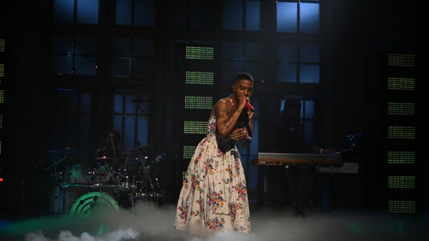 Kid Cudi en robe à fleurs et gilet vert: ses tenues inspirées de Kurt Cobain