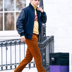Look 10 : le col roulé avec le noeud pap bien sûr. Pourquoi on y avait pas encore pensé ?