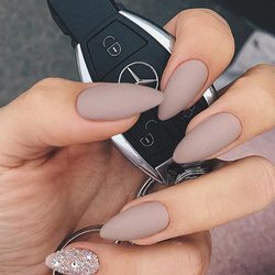 Des ongles en forme d'amande