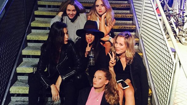 Selena Gomez : entre copines au concert des One Direction!