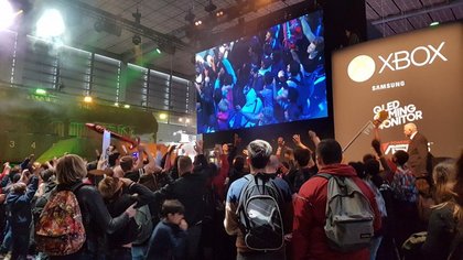 Microsoft n'a pas démérité, avec son stand découpé en plusieurs parties distinctes. Une pour le show, d'autres pour l'essai de jeux AAA ou indépendants.