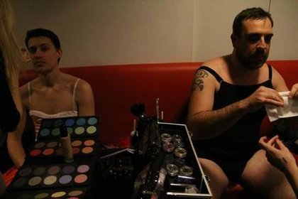 Lundi 9 Mars 2015 Cauet fête la journée de la femme
