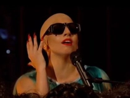 Lady Gaga chauve lors d'une émission de télévision