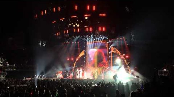 Taylor Swift : un fan l'interrompt sur scène en plein show !