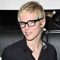Lorie et ses cheveux courts