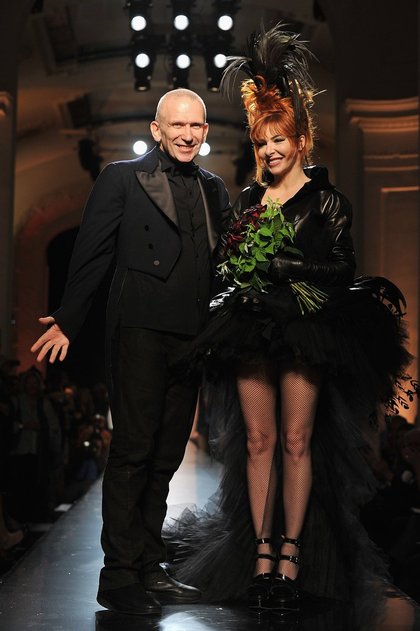 Mylène Farmer joue les mariées en noir