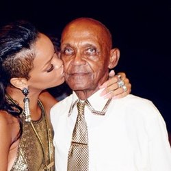 Rihanna: Envoyez à Bravo vos vœux pour son aninnversaire à mama Fenty crib!!  #85 année de Bonheur! Et encore plein pour toi Grandfadda!