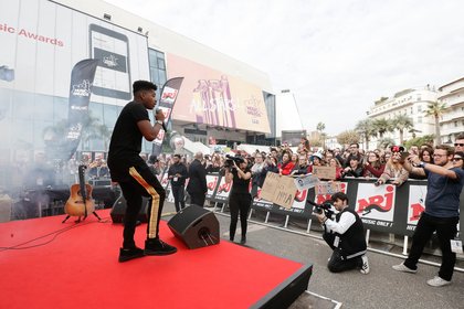 Lisandro Cuxi chez Manu dans le 6/9 - NRJ Music Awards 2017