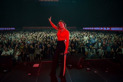 Vitaa et son public sur la scène du Concert privé Pop Love de Trélazé