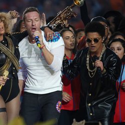 Beyoncé, Chris Martin et Bruno Mars lors de la mi-temps du Superbowl!