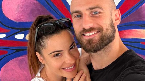 Denitsa Ikonomova enceinte : elle dévoile de nouvelles photos avec François Alu